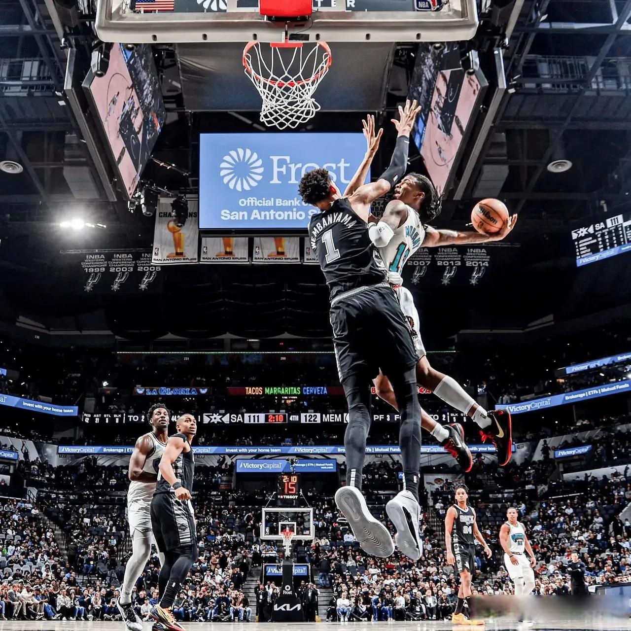 金州勇士训练开放日，今晚远射贴柱引欢呼，NBA季后赛在即，训练强度明显提升的简单介绍